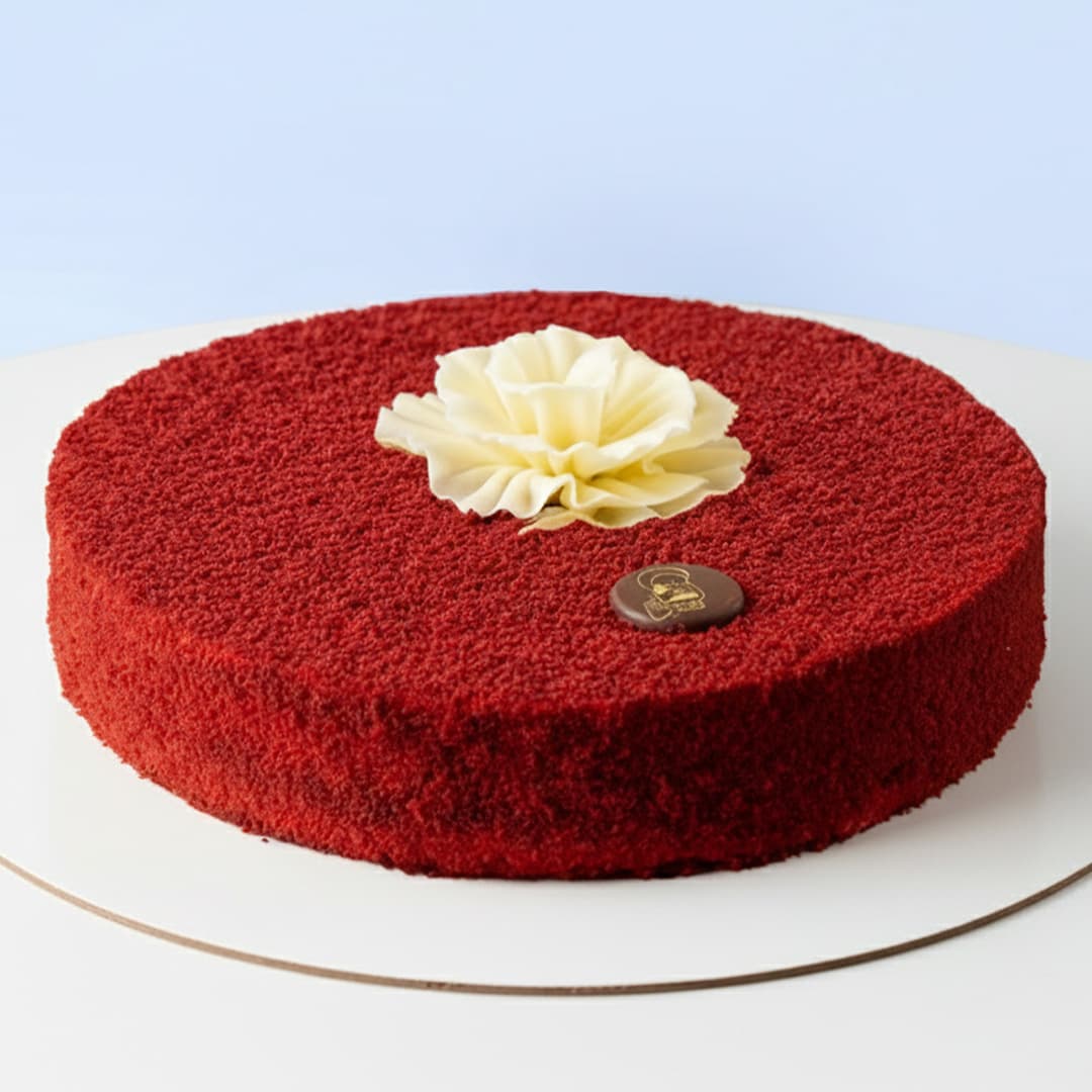 Red Velvet Cake 1 Kg by Mister Baker with cream cheese frosting and red crumb texture