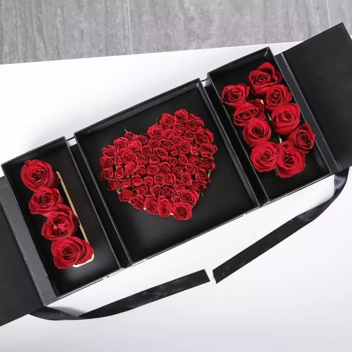 A 3 section rectangular black gift box displays "I Love U" using red roses.