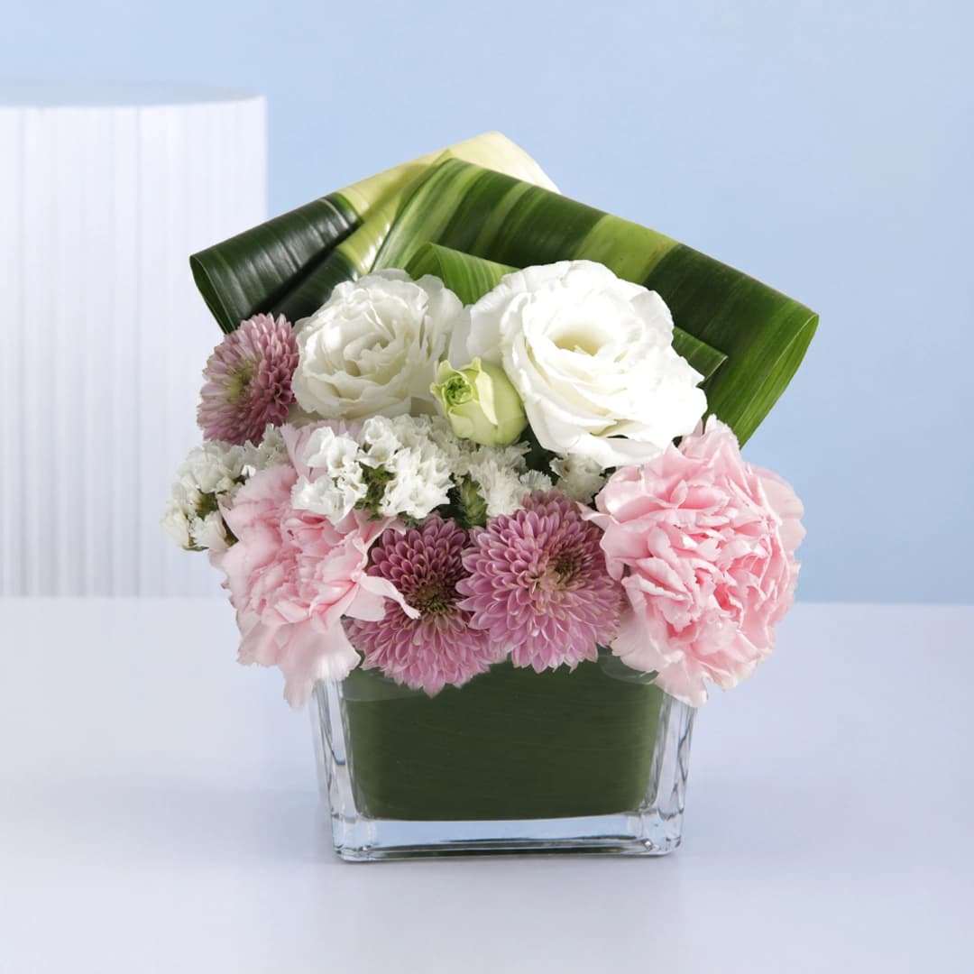 The decorative table centrepiece with elegant styling, designed to enhance wedding setups, event tables, and refined home interior décor.